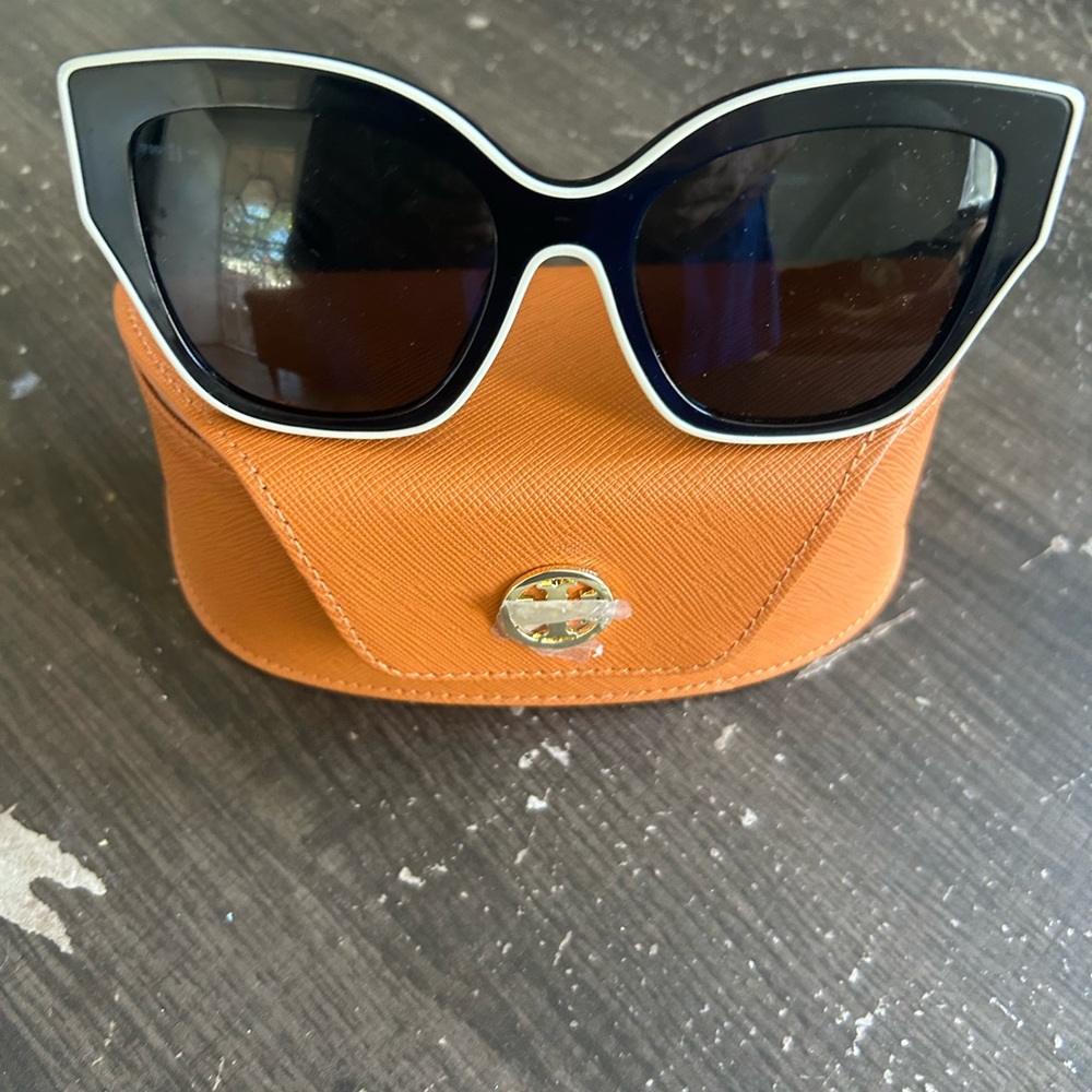 Black and White Glasses with Modern Design
